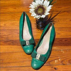 🎁 Salvatore Ferragamo Green Vintage Flats leather shoes with bow